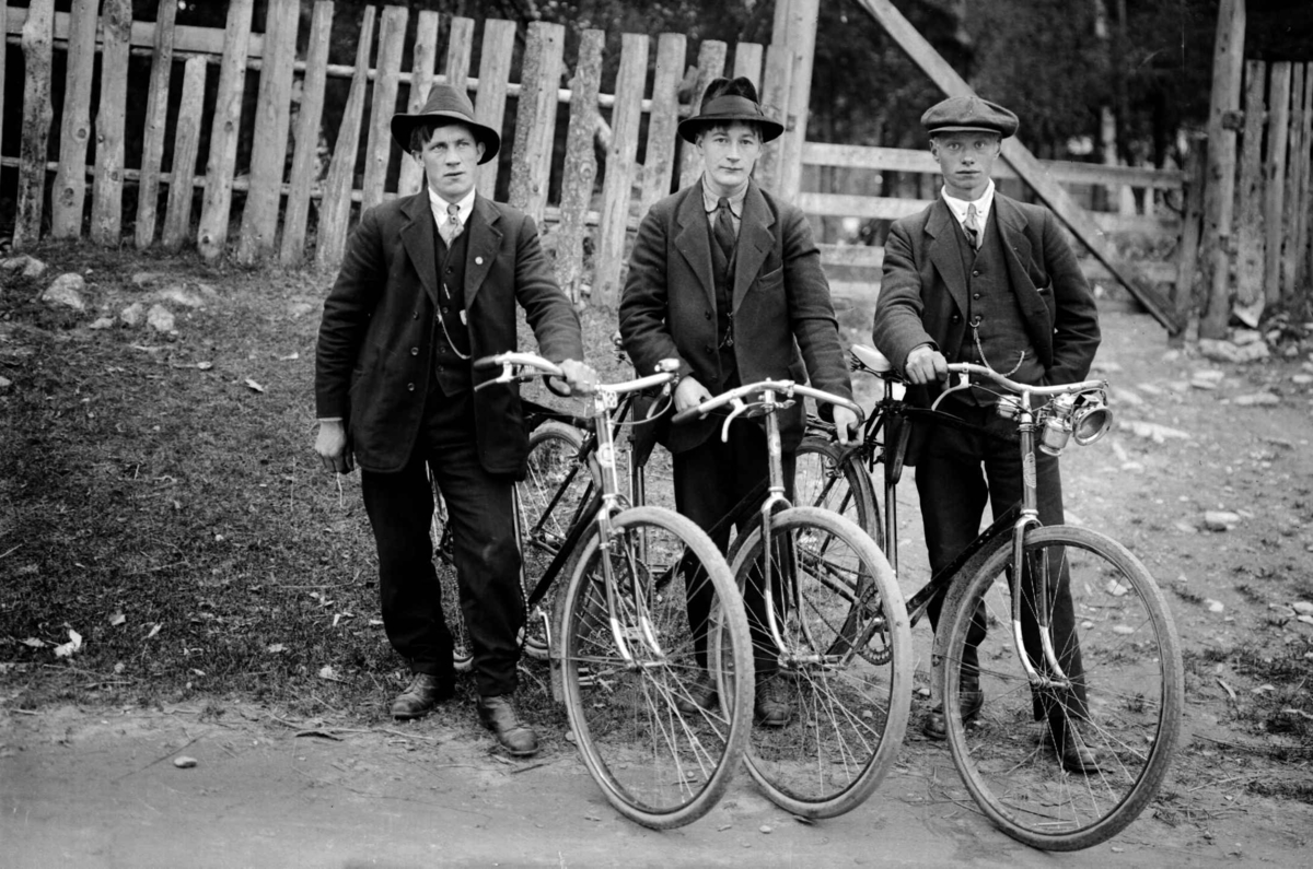 Tre gutter med sykkel