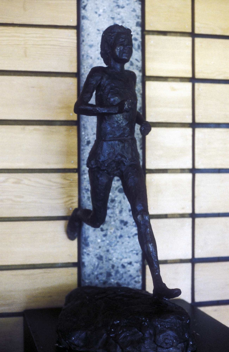 Figurativ bronseskulptur som fremstiller I. Kristiansen.Innkjøpt fra kunstner i 1988.