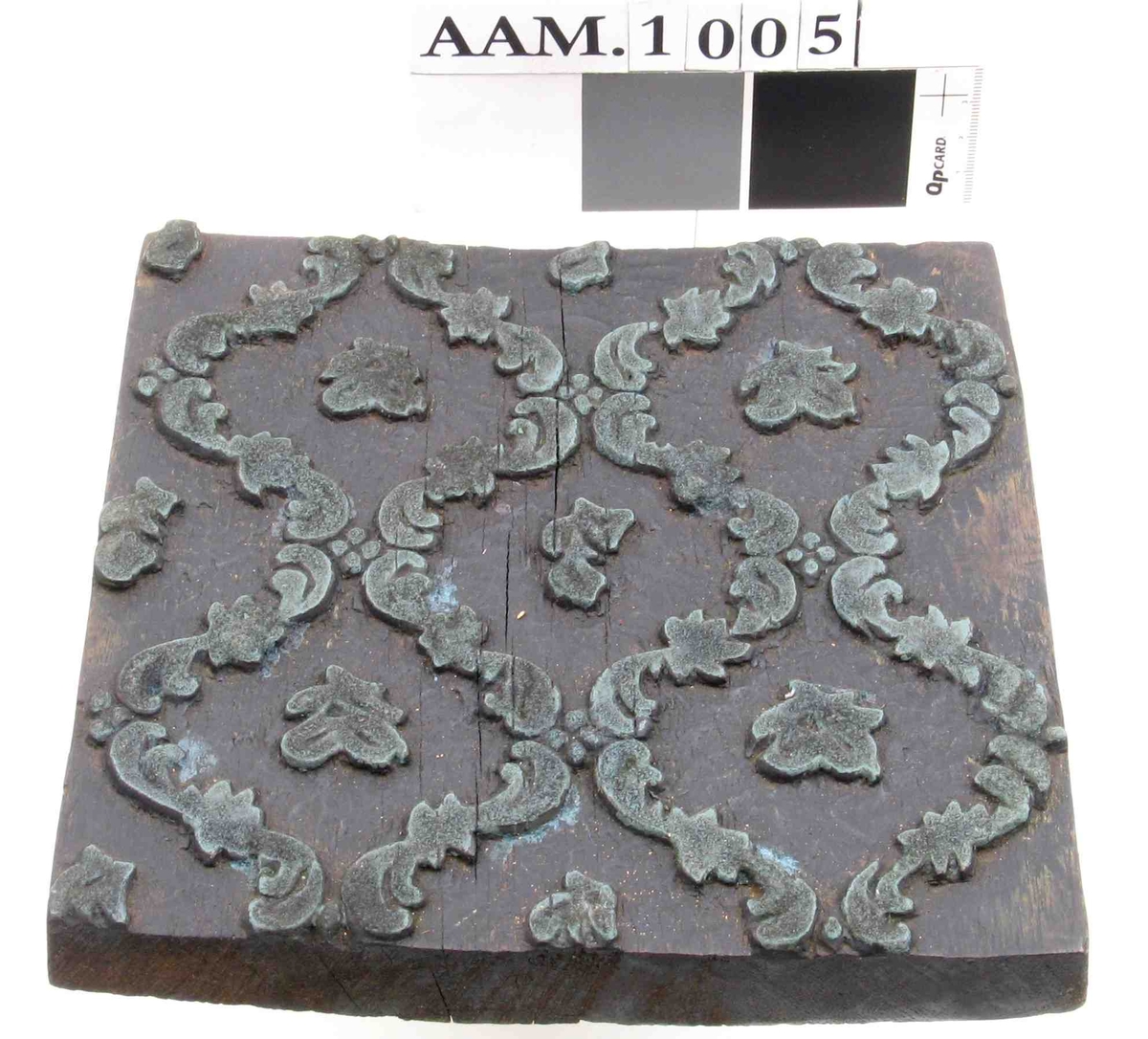 1700- tallsmønster, rokokko "gitterverk" av  c- ornamenter, med små strøblomster  i åpningene. 