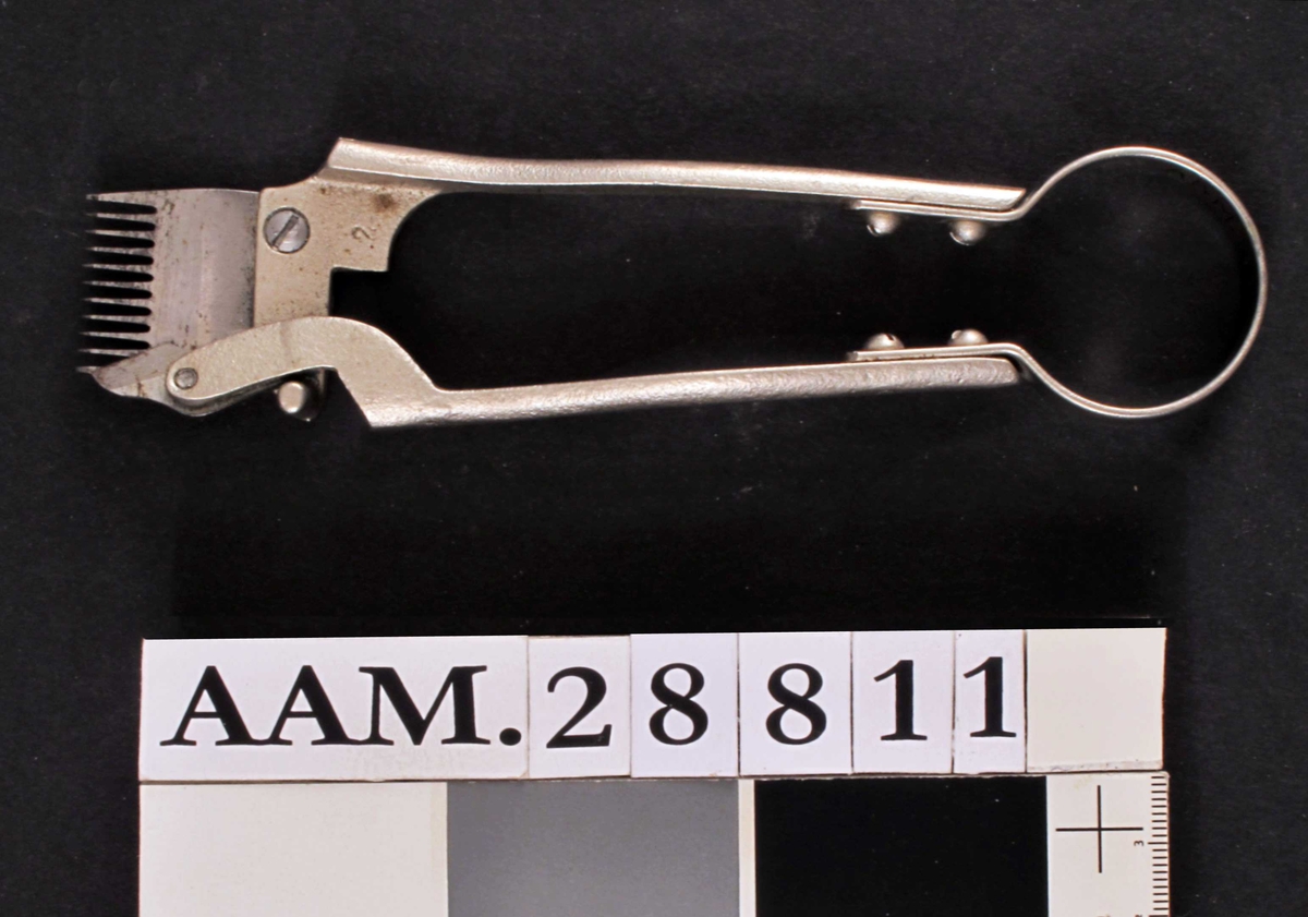 Hårklipper, enkel håndtype, "kam" , som på en elektrisk klippemaskin, med en bevegelig kniv, montert på et handtak, og festet i hver sin ende a en bøyle/fjær.   Av fem deler, som er skrudd sammen. 



























































































