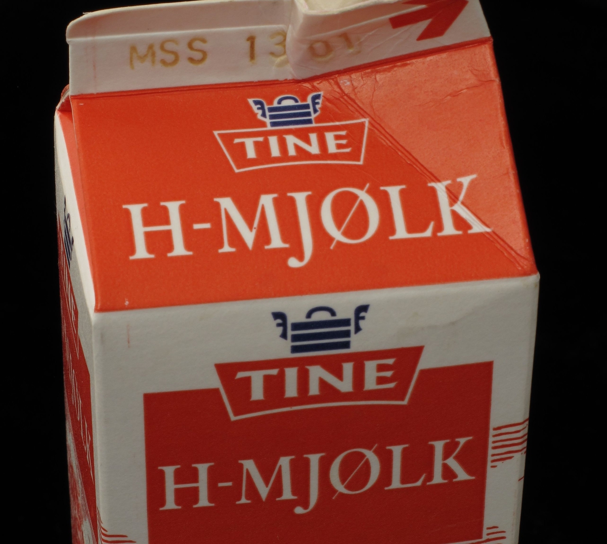 Kartong til melk, mønetype, volum 1 liter. Produsert for Tine. Design kartong 1995 med nynorsk tekst. Norsk jordbrukslandskap motiv rundt 3 av kartongens 4 sider. Varedeklarasjonsfelt med produsent, næringsinnhold og strekkode.