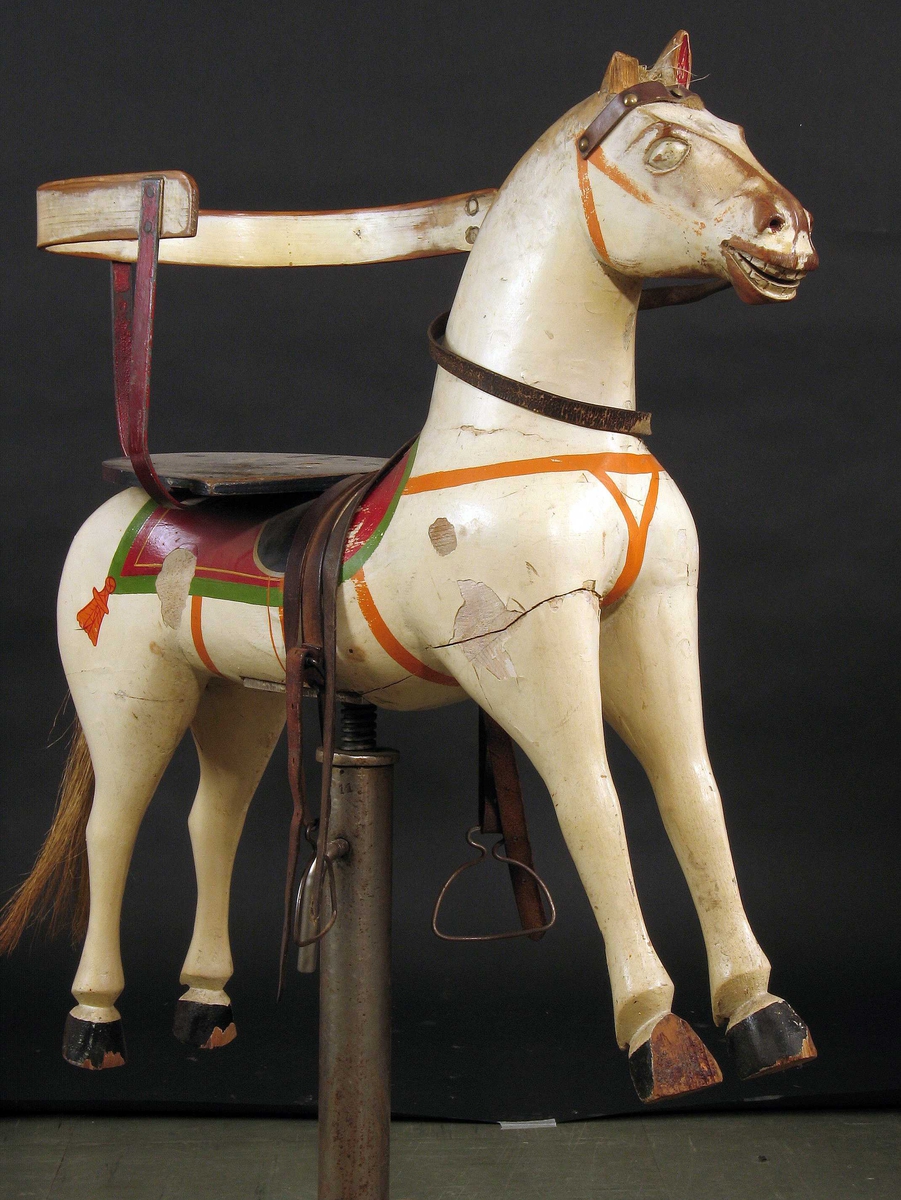 Hesteskulptur, montert på stativ.