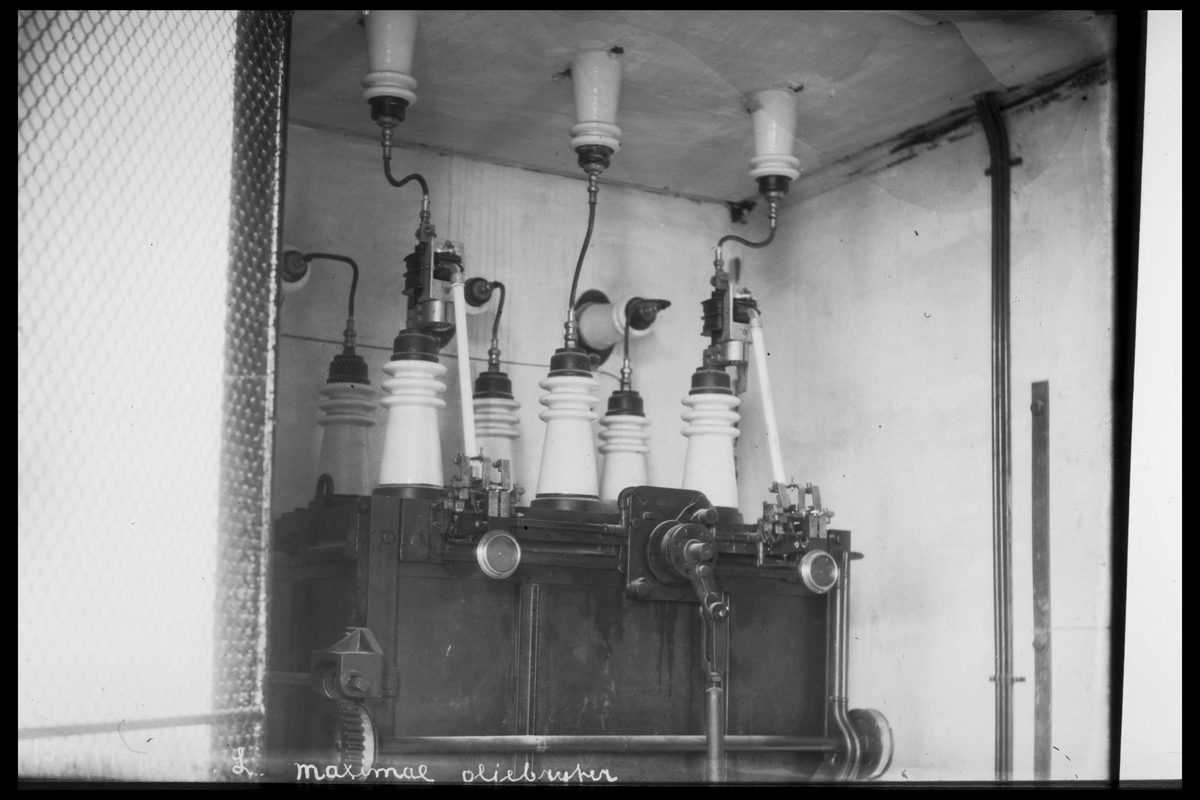 Arendal Fossekompani i begynnelsen av 1900-tallet
CD merket 0010, Bilde: 14
Sted: Bøylefoss kraftstasjon i 1913
Beskrivelse: 35 000 volts oljebryter