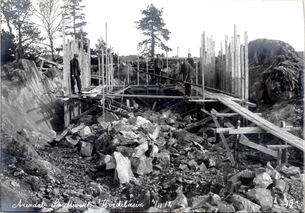 "04/11-1912" Nirtriden. Bygging av høydebasseng. Utsprengt "grop", forskalinger.