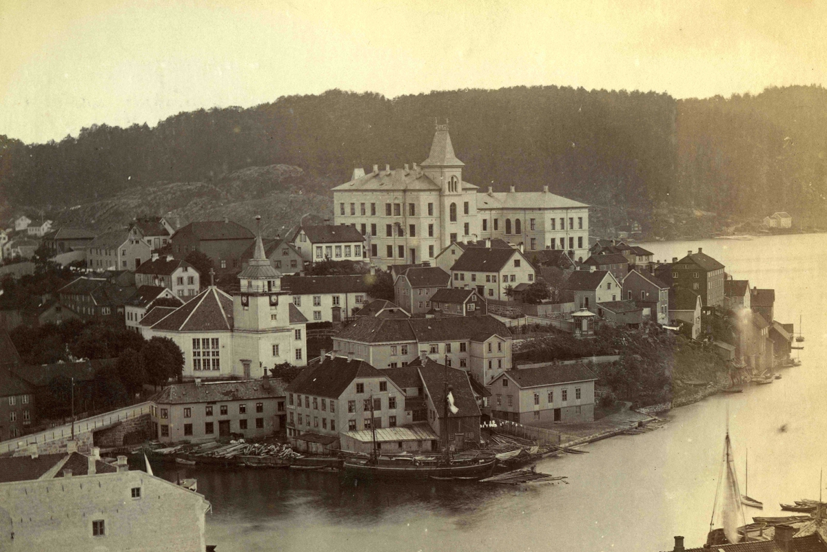 Stedsbilder Arendal
Arendal Gymnas - 1880 - tallet. 
Aaks 44 - 4 - 7 Bilde nummer149