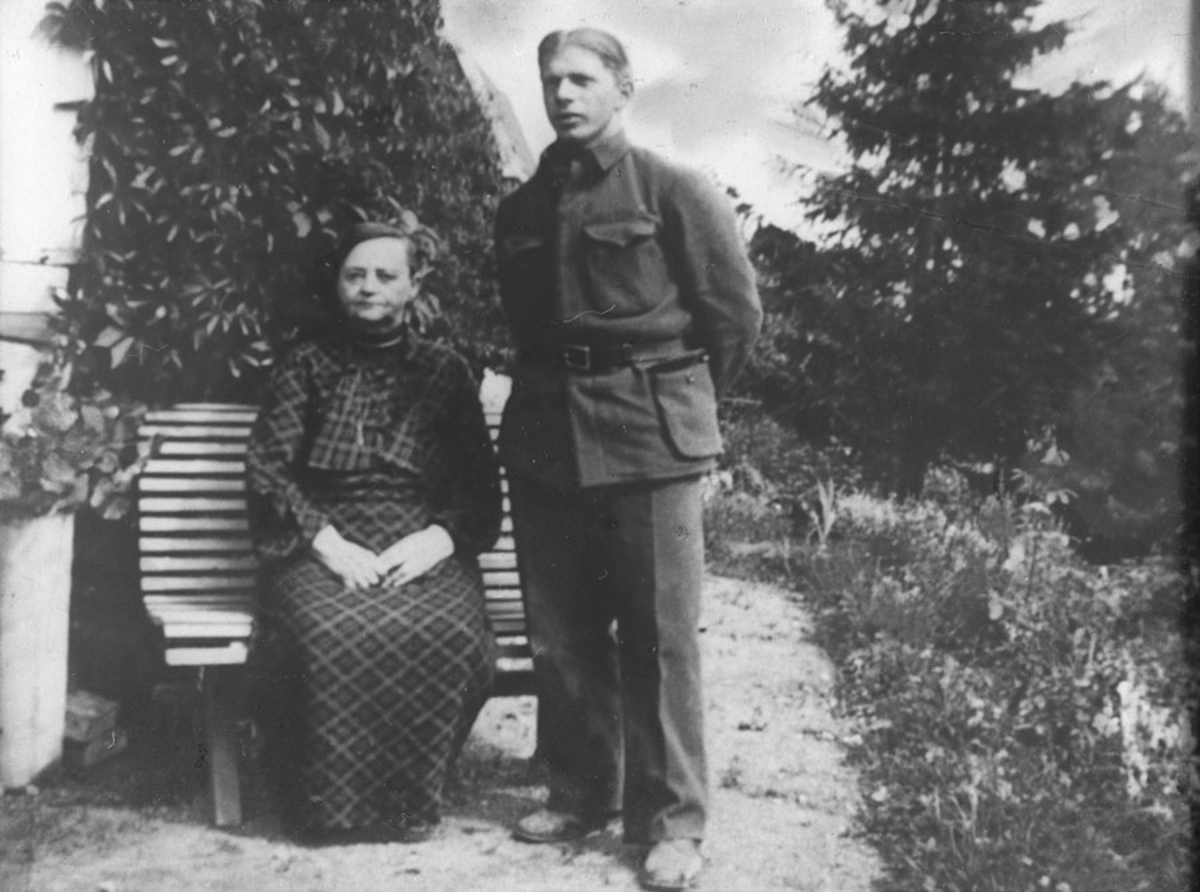 Hans Nærup Christoffersen med sin bestemor.
