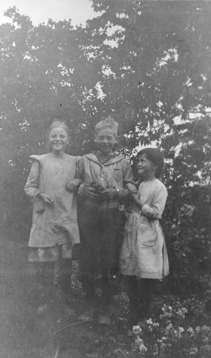 Tre barn i hagen på Ambjørnrud.