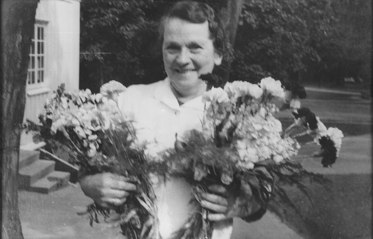 Kvinne med 2 blomsterbuketter