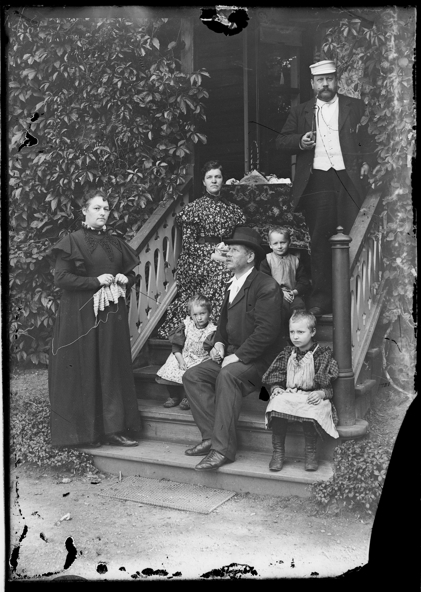 Familiebilde på trappa ute. Familien Grann-Meyer