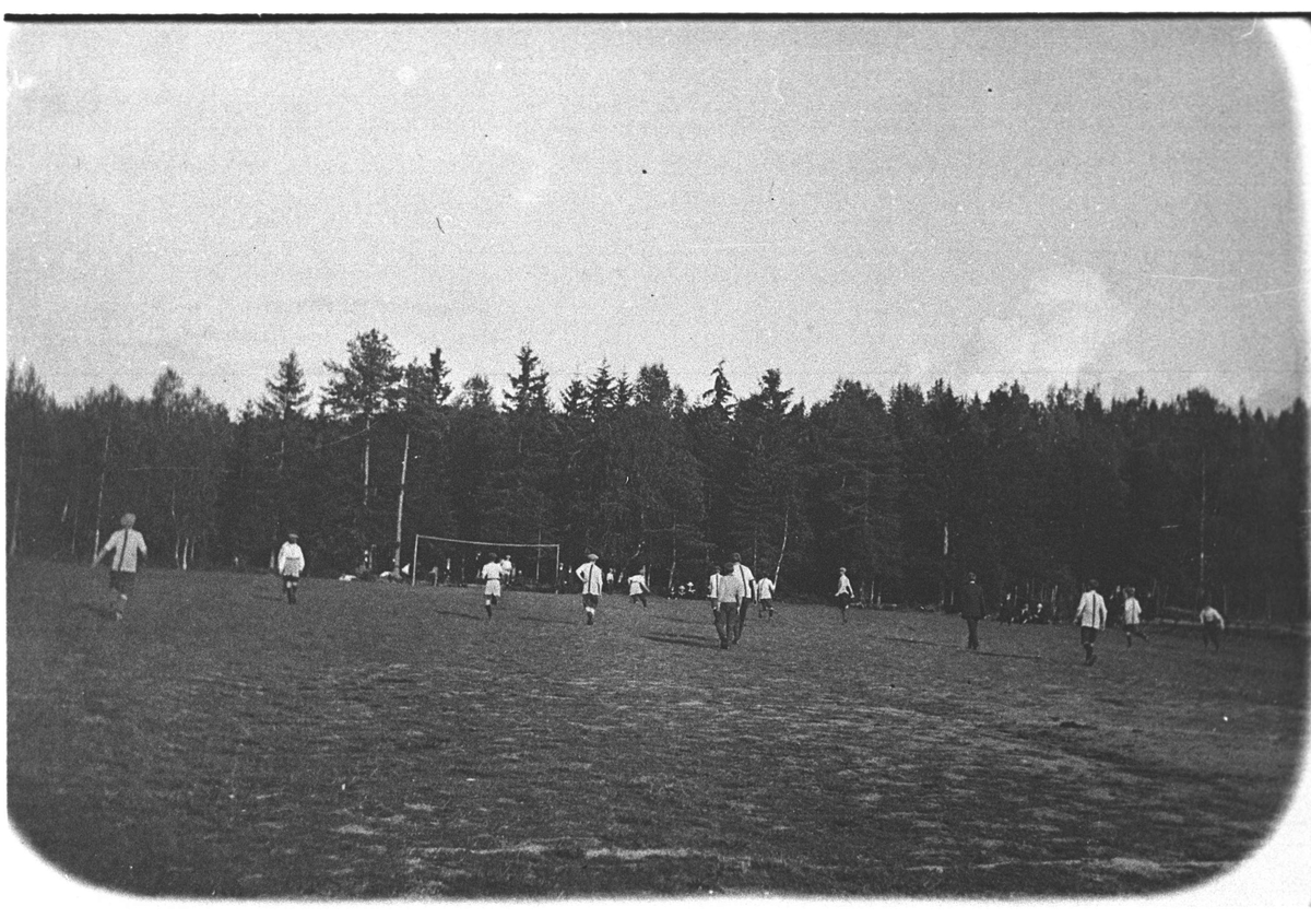 Fotballkamp på Plåterudsletta ved Plåterud gård, Lørenskog.