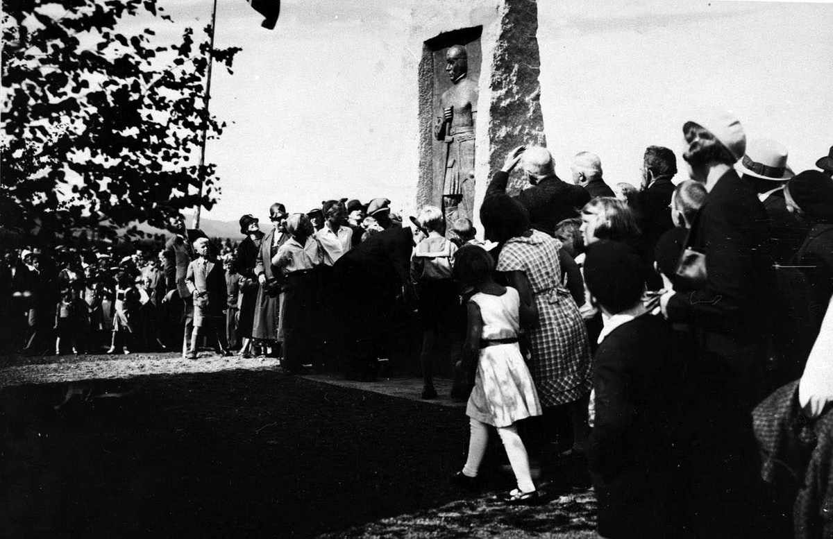 Olavbautaen ved Hellerudsletta
Avdukingen 12. 8. 1934
Bildeserie fra festlighetene rundt avdukingen