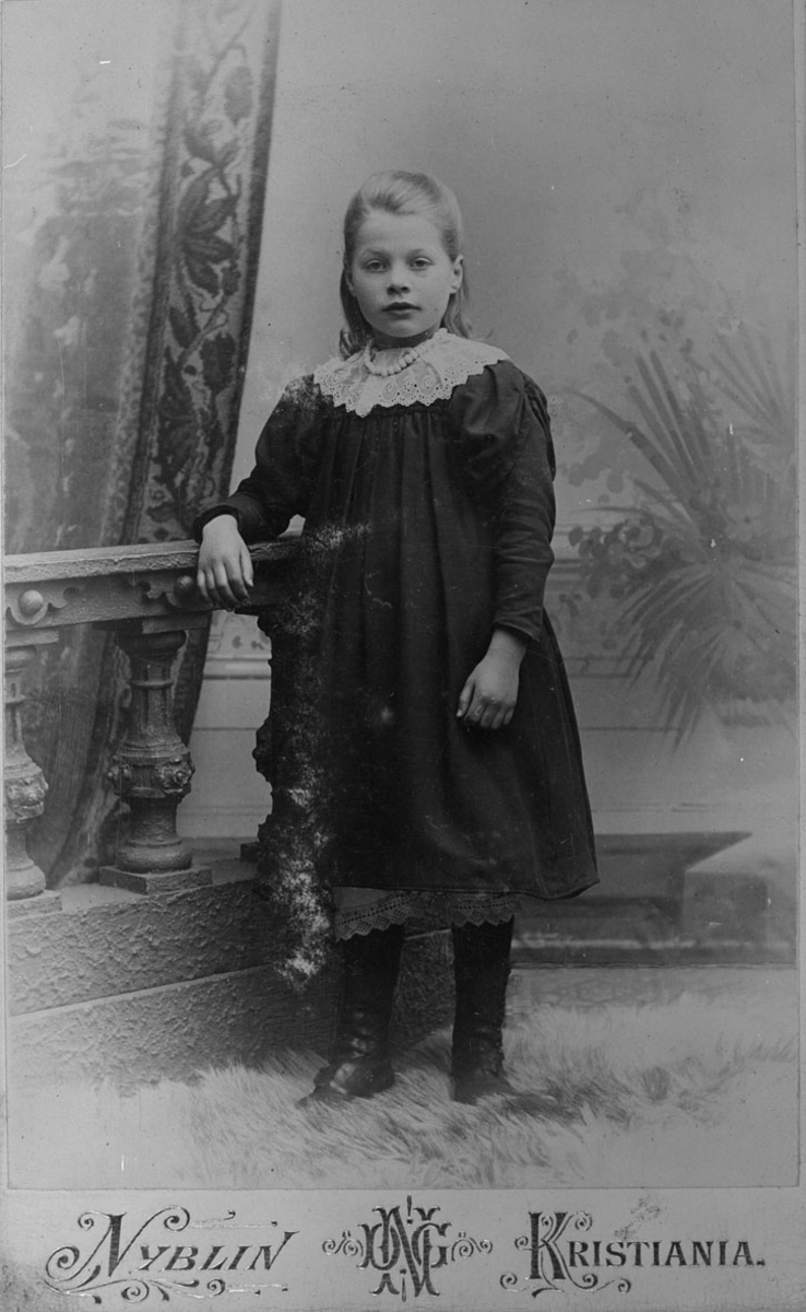 Portrett av Anna Marie Hønsen f.1890. (Her er hun 12 år.)