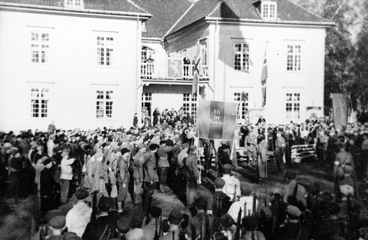 Hjemmefronten utenfor Eidsvoldsbygningen, ant. 17. mai 1945.