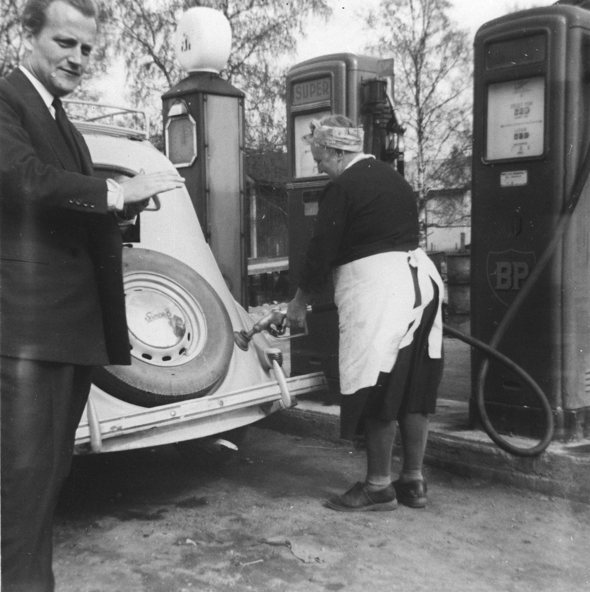 Martha Nygård betjener pumpene på bensinstasjonen.