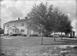 Hus med bil utenfor. Bilens nr. er E-6876.