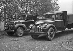 2 lastebiler. DODGE med reg.nr. C-17799 til venstre, Chevrol