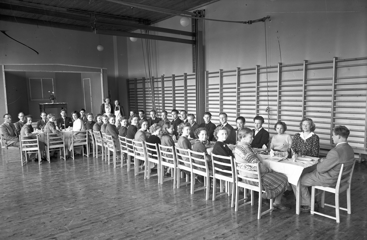 Bespisning i gymsalen. Trolig Vilberg skole eller Eidsvoll kommunale husmorskole.