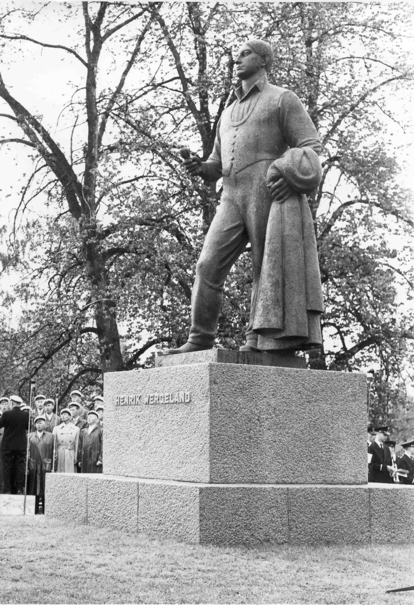 Besøk av Kong Olav. Den 13. juni 1962 ble statuen av Henrik Wergeland ...