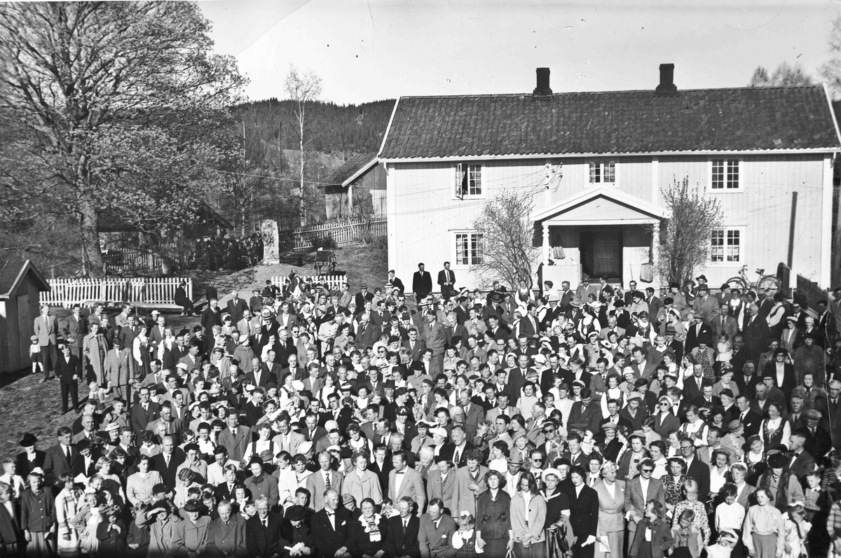 Røkholt. Slektsstevne. 1955. Jens, Henrika og Jens E Røkholt i forgrunnen.