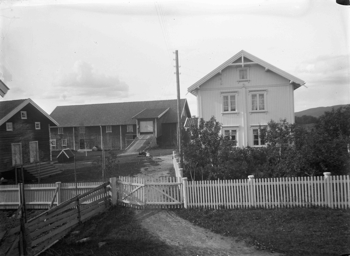 Gårdsbruk.
12.04.2013:
Bildet er fra Røkholt i Eidsvoll. Fotografering før 1925.
Skrevet av: Trond Gundersen