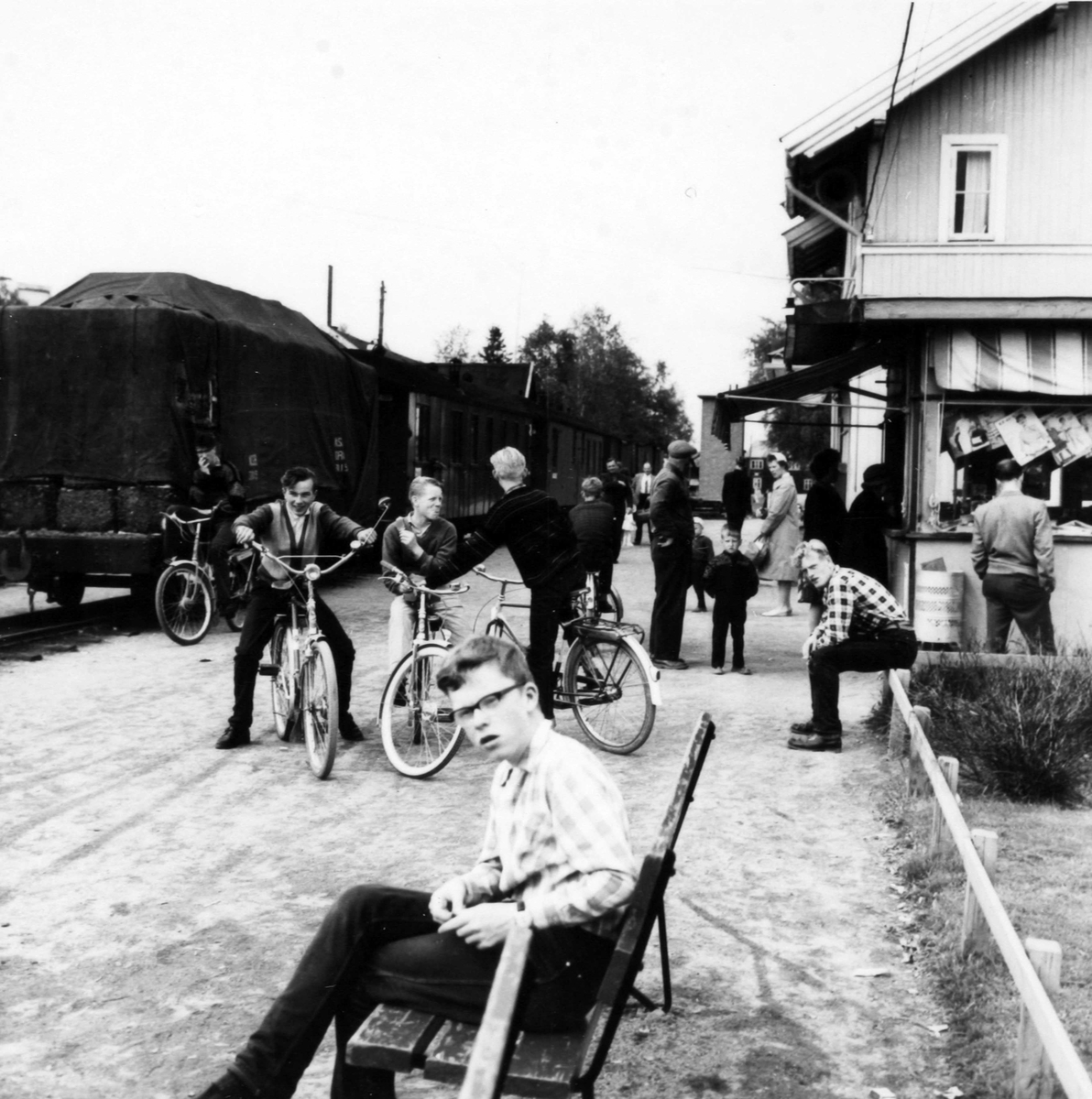 Lokalbefolkningen samlet seg på stasjonen ved togankomst på Bjørkelangen. Tog 2058 til Sørumsand