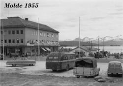 Torget med bla A.Schistad til venstre..Buss med reg nr T-271