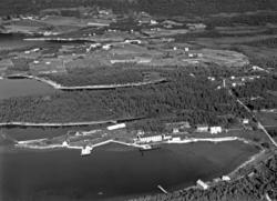 Utsikt over Hovdenakken med stolfabrikken i forgrunnen.