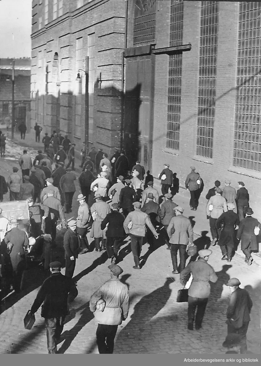 Akers Mekaniske Verksted, arbeidere på vei inn,.1937