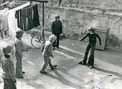 Gutter sparker fotball i en bakgård på Tøyen, mai 1975