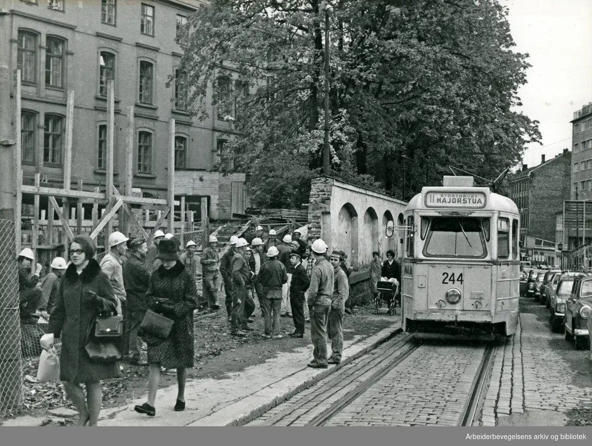 Bygningsarbeidere og ansatte i Oslo Sporveier aksjonerer under pris-streiken, .7. oktober 1970