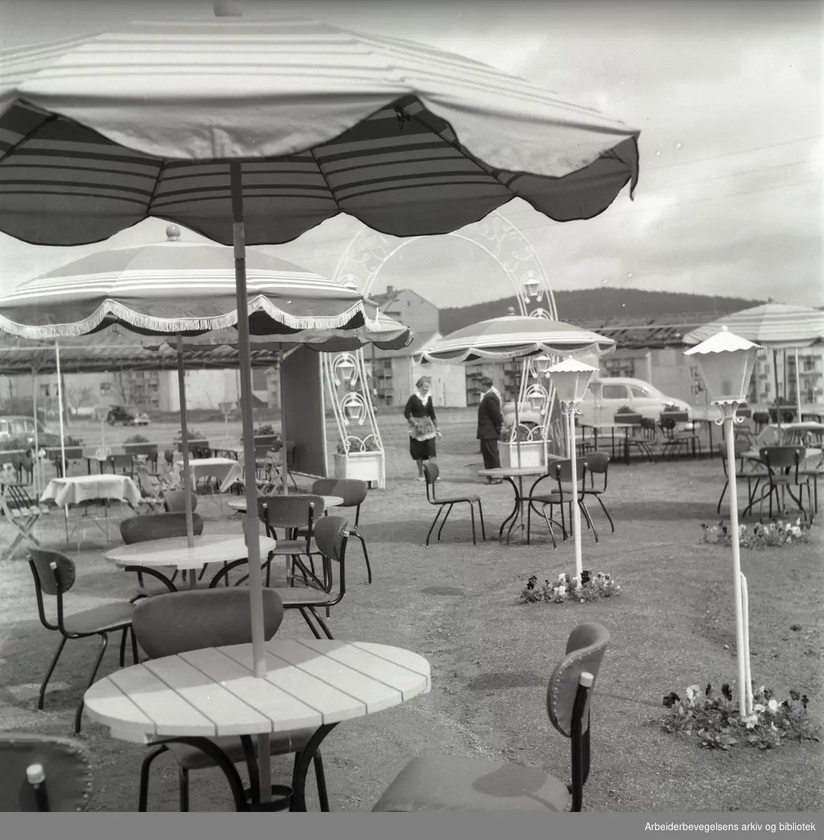 "Hesteskoen" friluftsrestaurant på Bjerke ved travbanen,.mai 1956