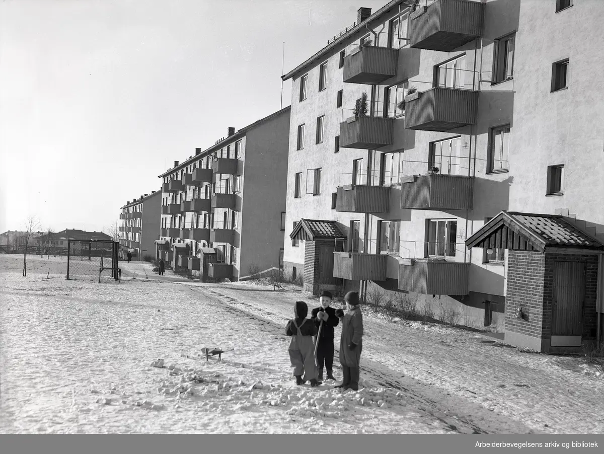 Barn i lek foran OBOS-blokkene på Nordre Åsen,.januar 1954