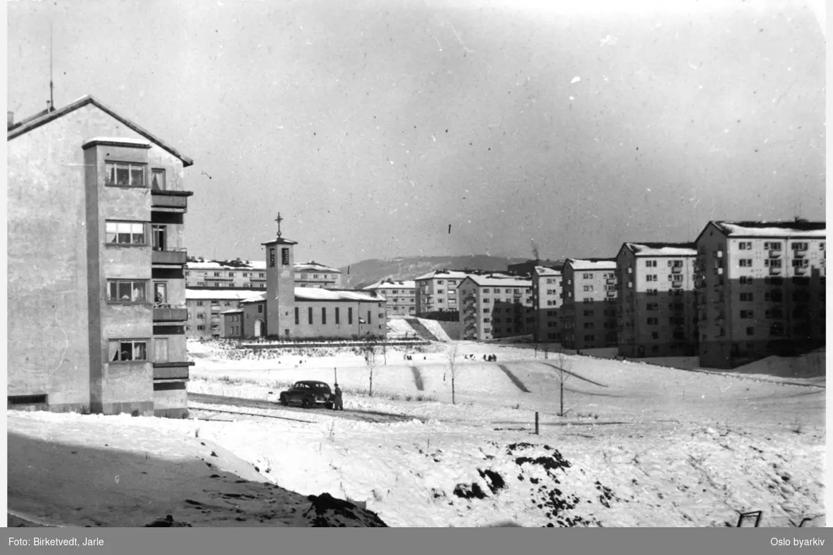 Iladalen, bolig- og parkområde, blokkbebyggelse fra 1940- og 1950-årene, grøntområder, Iladalen kirke i midten av bildet