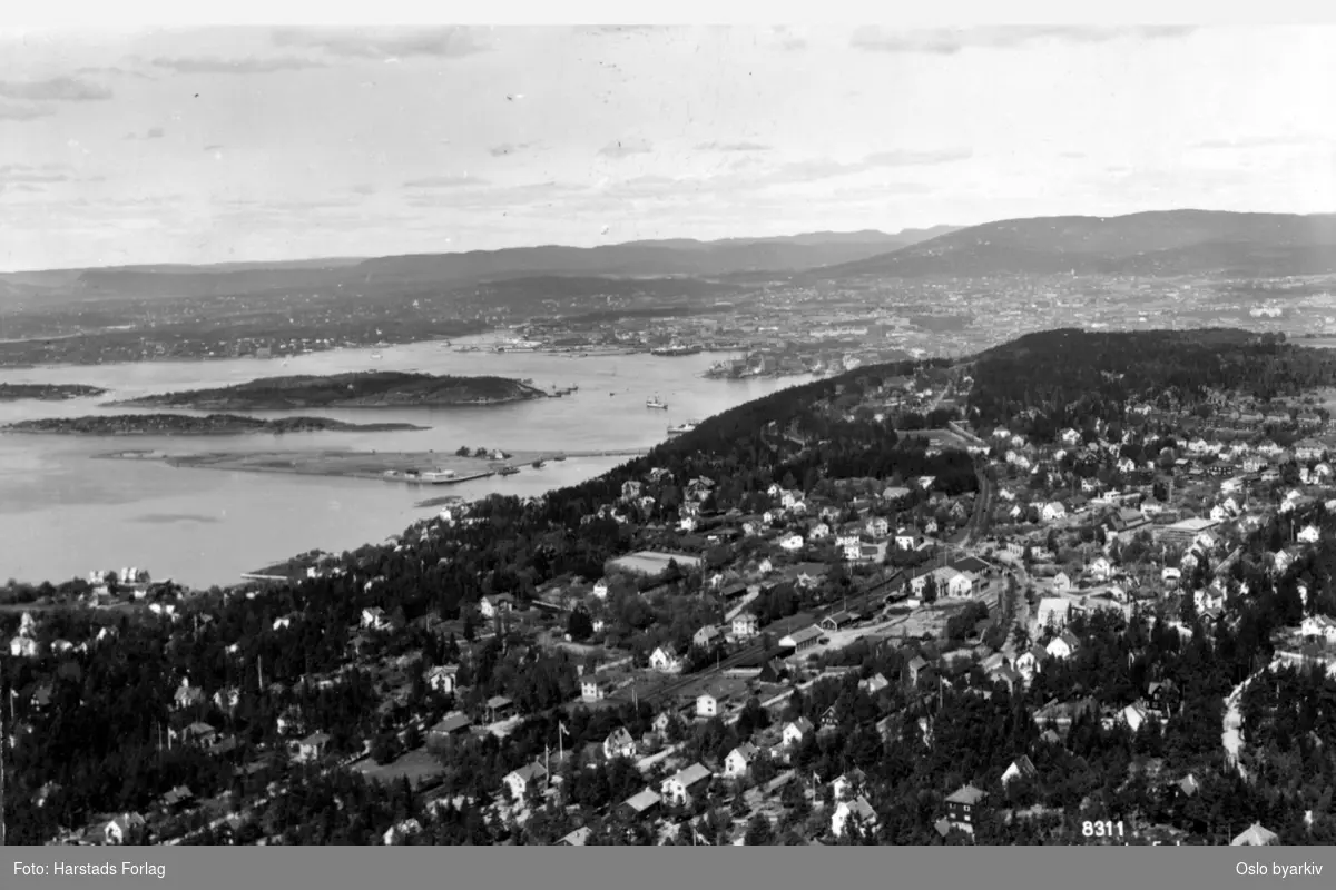 Aker, villabebyggelse, Oslo og Oslofjorden i bakgrunnen, luftfoto (Flyfoto)
