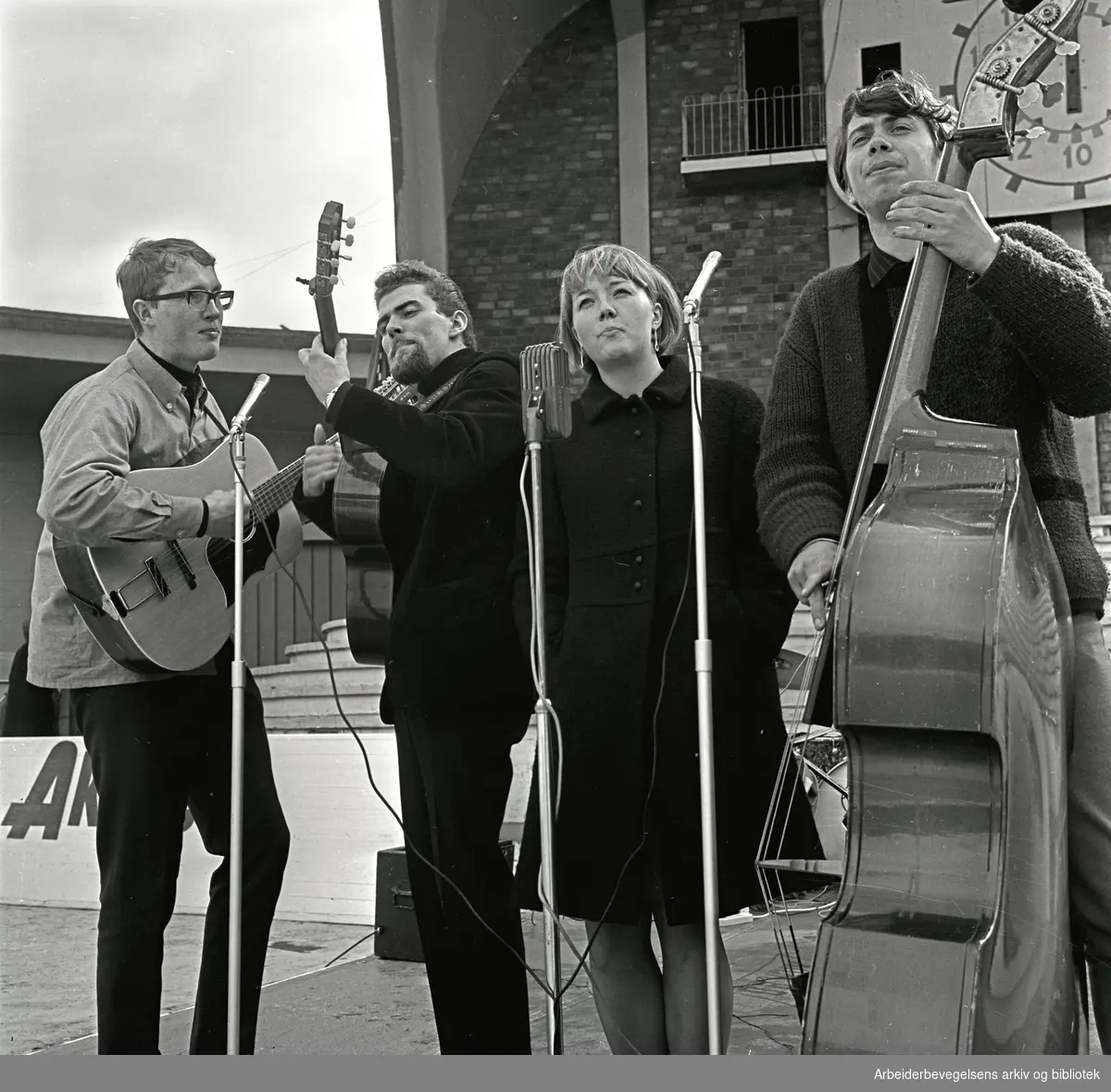 1. mai 1967 i Oslo.Framfylkingens arrangement på Jordal Amfi.Gruppe 4 med Lisa Strindberg spiller