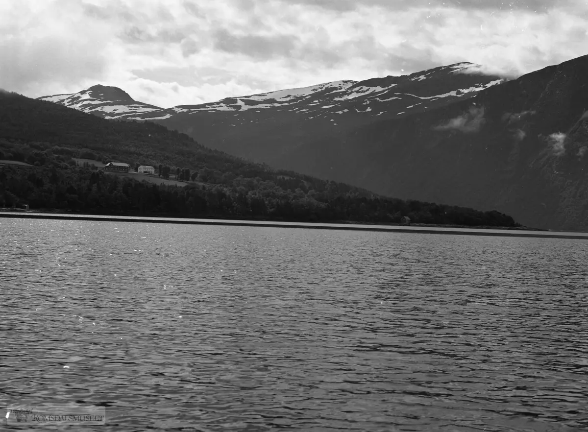 Nesset prestegård sett fra fjorden.