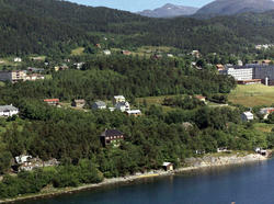 Bjørsito er det hvite huset helt til venstre..Brunt hus midt
