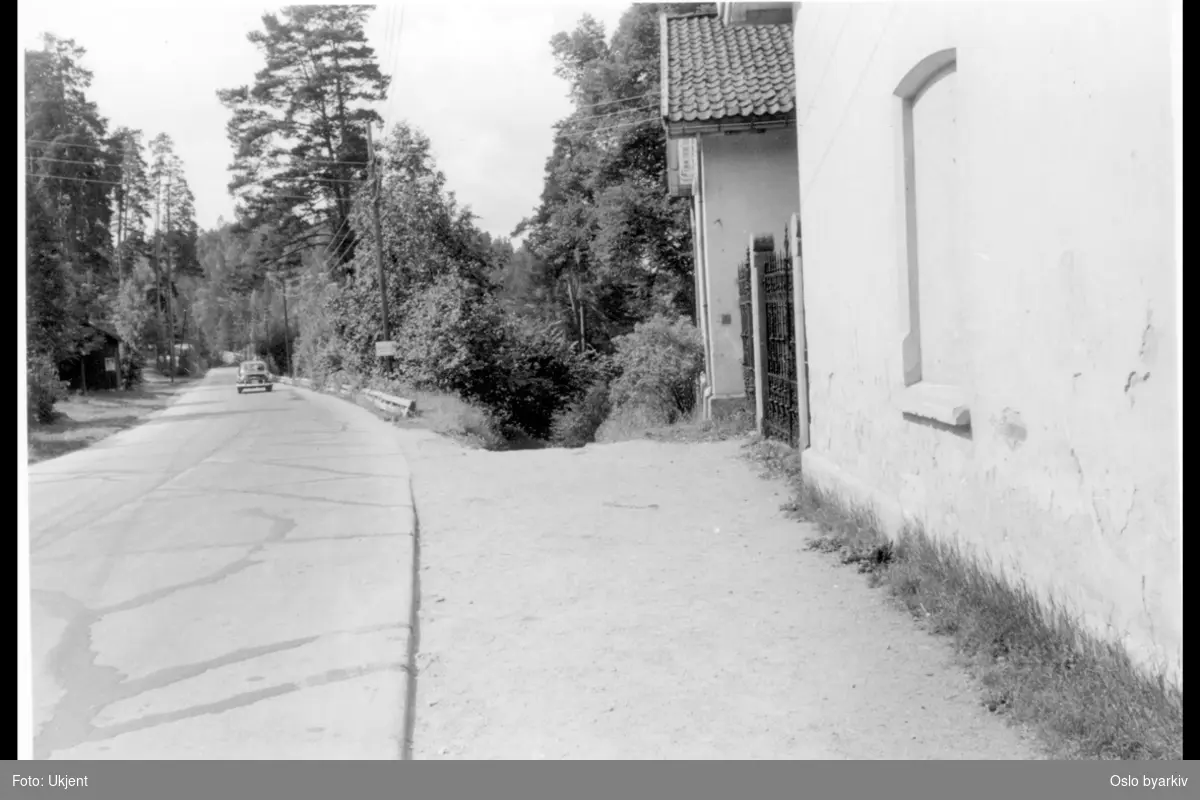 Ljansbrukveien ved portnerboligene i nummer 2 (nærmest) og 4B. (Tilhørte Stubljan gods.)