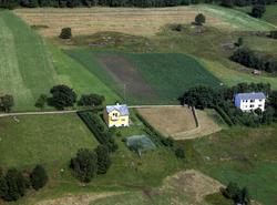 Husene til Øystein og Melle Strønstad og Arne og Magda Eikre