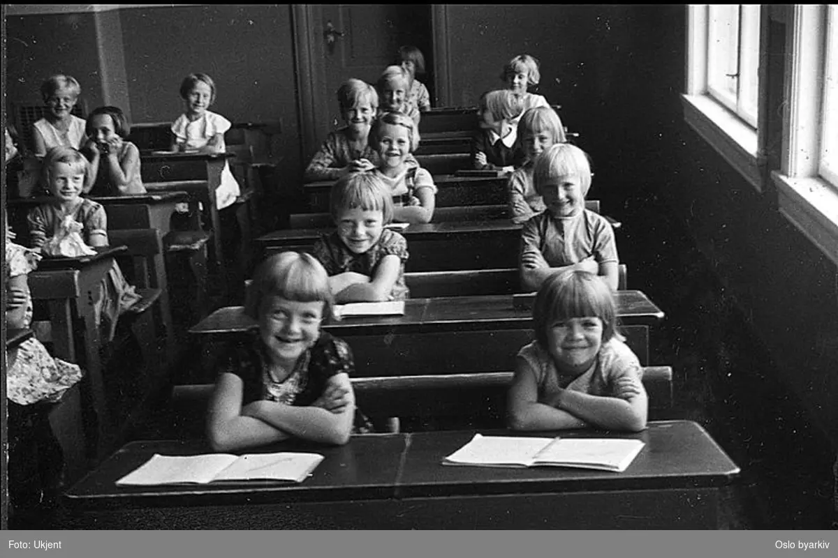 Smilende elever sett fra kateteret. Pikeklasse. Albumtittel: "Sofienberg skole femti år - første september 1933."