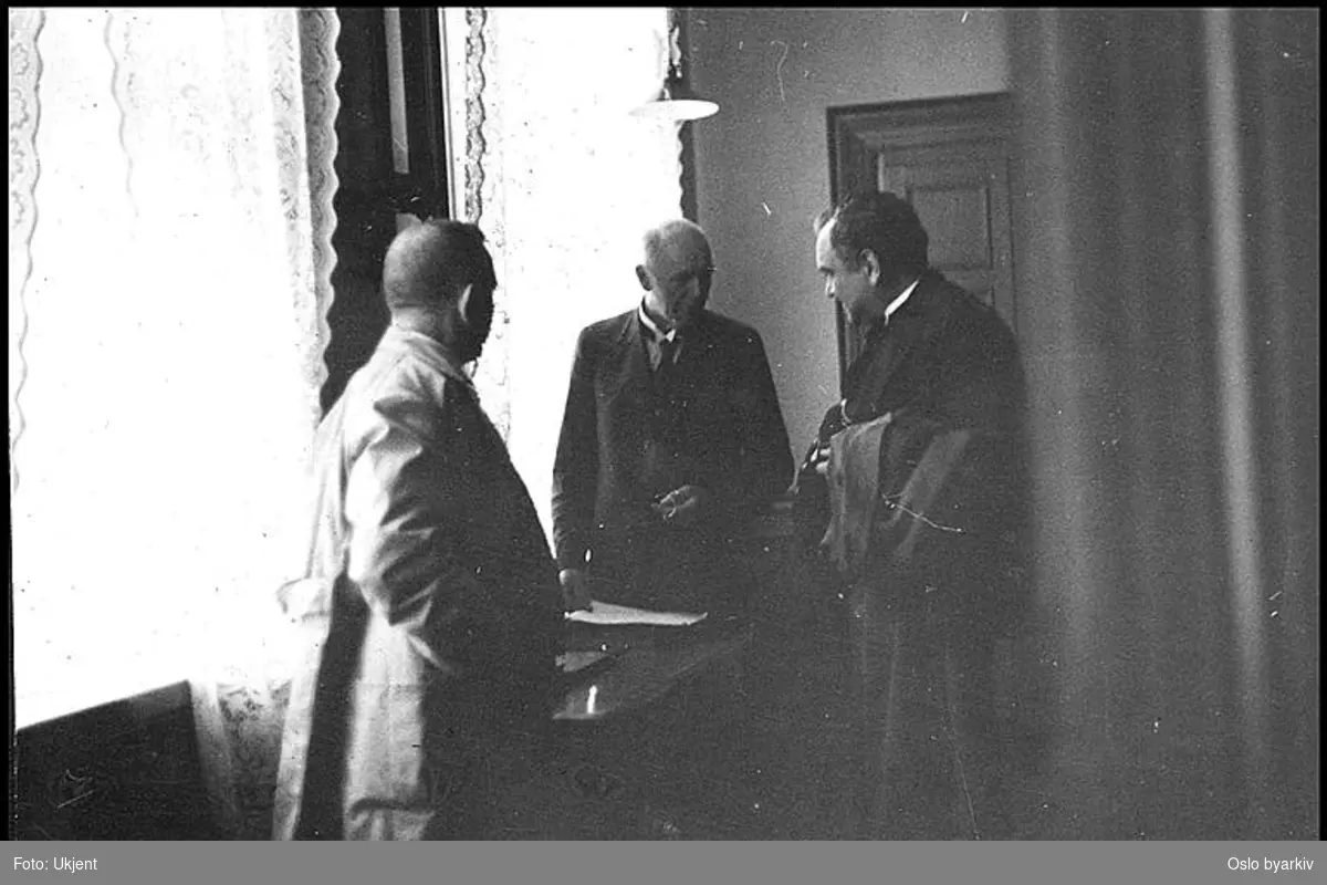 Tre lærere i diskusjon på overlærerens kontor. Albumtittel: "Sofienberg skole femti år - første september 1933."