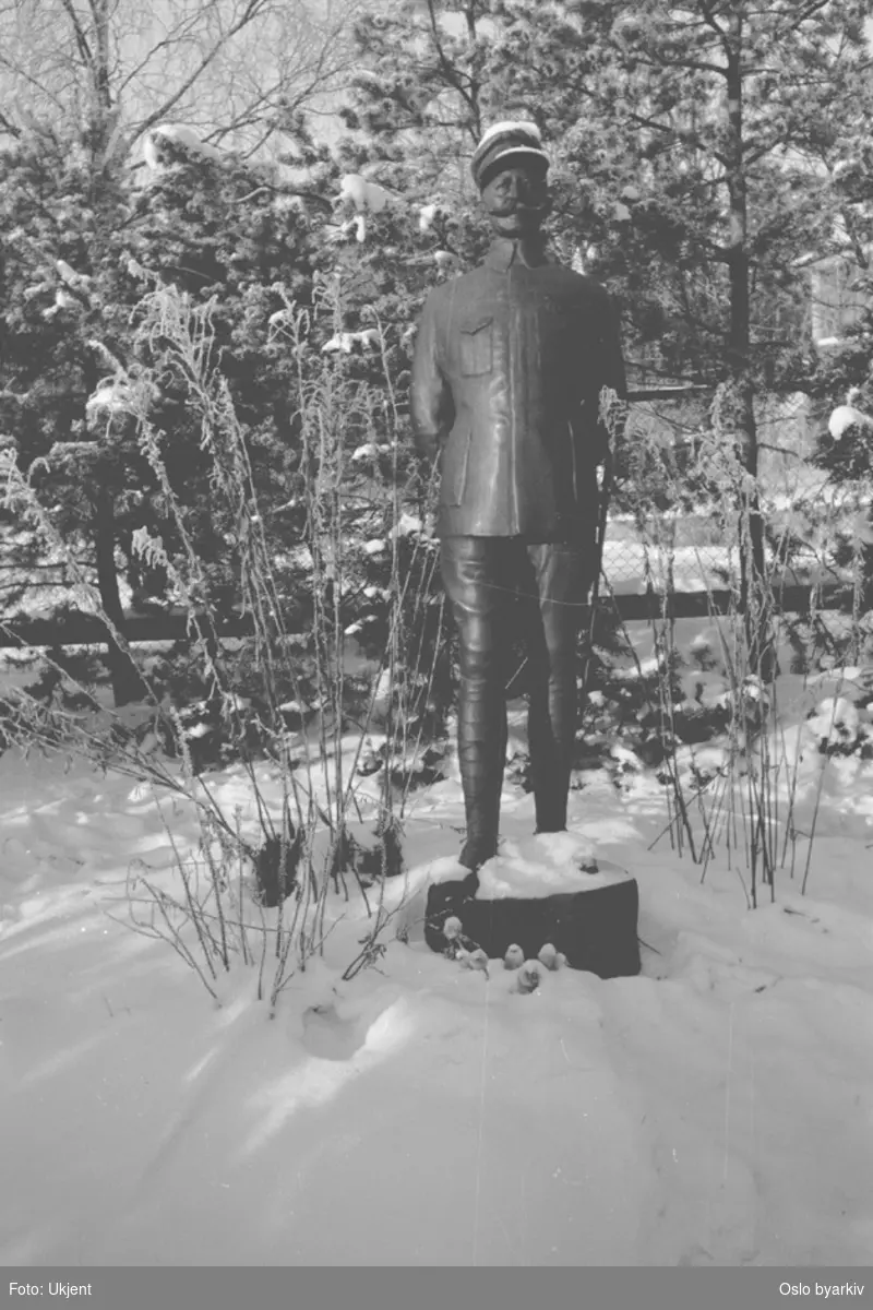 Gustav Lærums bronsestatue (avduket 1923) av oberst Henrik August Angell. (Skipioner, startet skiskoler i Montenegro og Frankrige m. m.) Står her ved Holmenkollveien, idag plassert nedenfor Holmenkollen Restaurant.
