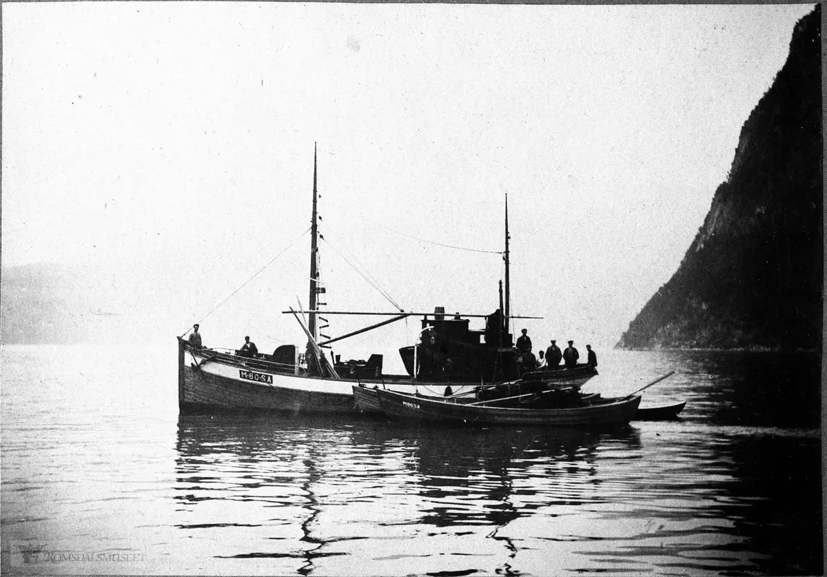 Fiskefartøy, M/B "Brødrene IV" vart gjerne brukt som "notslep" for Rakvåg Snurpelag..Biletet er tatt i Geirangerfjorden.