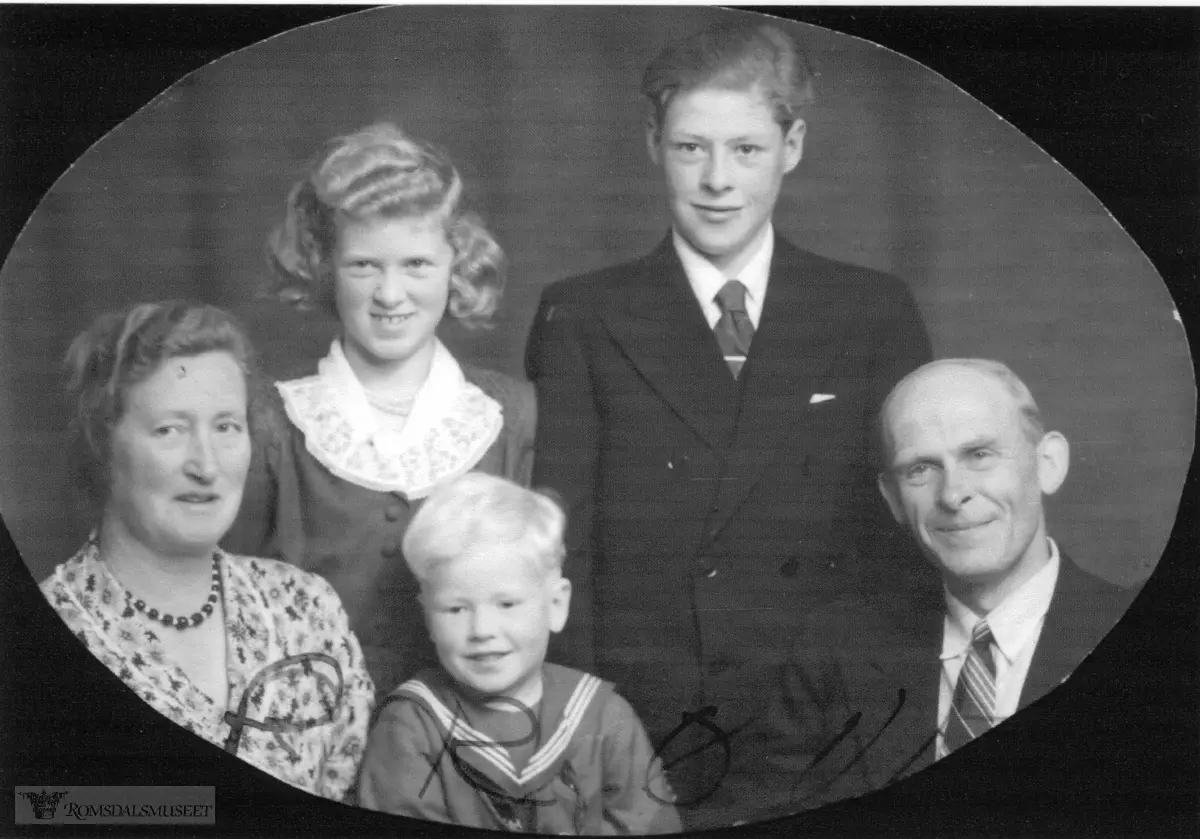 Arnold Ramsvik, nevø til Kaspara Johanne f. Eikebø, sier at det er Ragnhild Severine (f.1937), tvillingsøstera til Leonard (f.1937) som er på biletet, ikkje søstera Kari (f.1939). Dei var totalt 7 søsken. (Jon f.1930, Eldbjørg Signe f.1931, Oddlaug Klara f.1934, Leonard og Ragnhild Severine f.1937, Kari f.1939 og Kjell Egil f.1947).