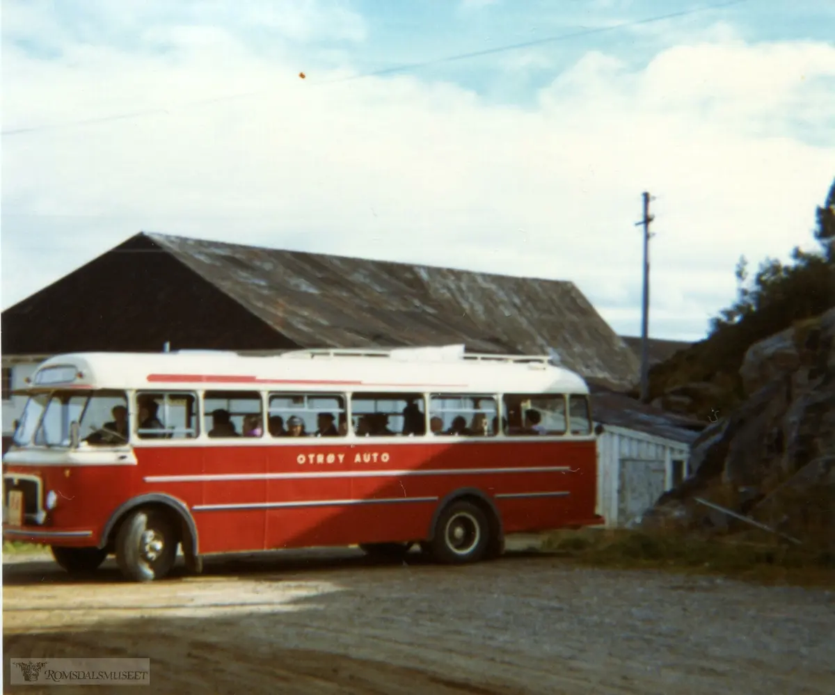 Rutebuss fra Otrøy Auto..Denne bussen hadde registreringsnummer T-8638, seinere UR18362. Det var en DAF 1964-modell med karosseri fra Bussbygg. Bussen hadde 32 seter. Otrøy Auto ble drevet av Paul Akselvoll og hadde rutetrafikk Otrøy-Molde 1949-1973. 1. januar 1973 ble selskapet overtatt av Sunnmøre-Romsdal Billag.