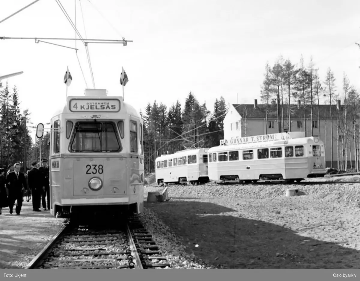 Oslo Sporveier. Trikk motorvogn 238 type Høka MBO på linje 4, Bergkrystallen-Kjelsås, ved endeholdeplassen på Lambertseterbanens åpningsdag 28. april 1957. Vognbetjening. Høkavogn 240 og 567 i bakgrunnen. (Kjelsåstrikken, linje 4, trafikkerte fra starten (inntil 1960) linjen til Bergkrystallen, Lambertseterbanen fikk av den grunn dette nummer.)