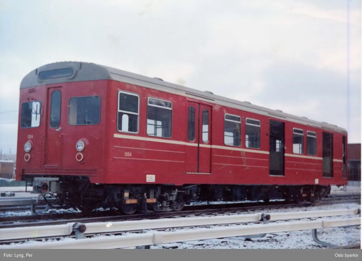 Oslo Sporveier. T-banevogn 1004, serie T1 (fra 1964-1965), foran Ryen vognhall, nylevert fra Strømmens Værksted.