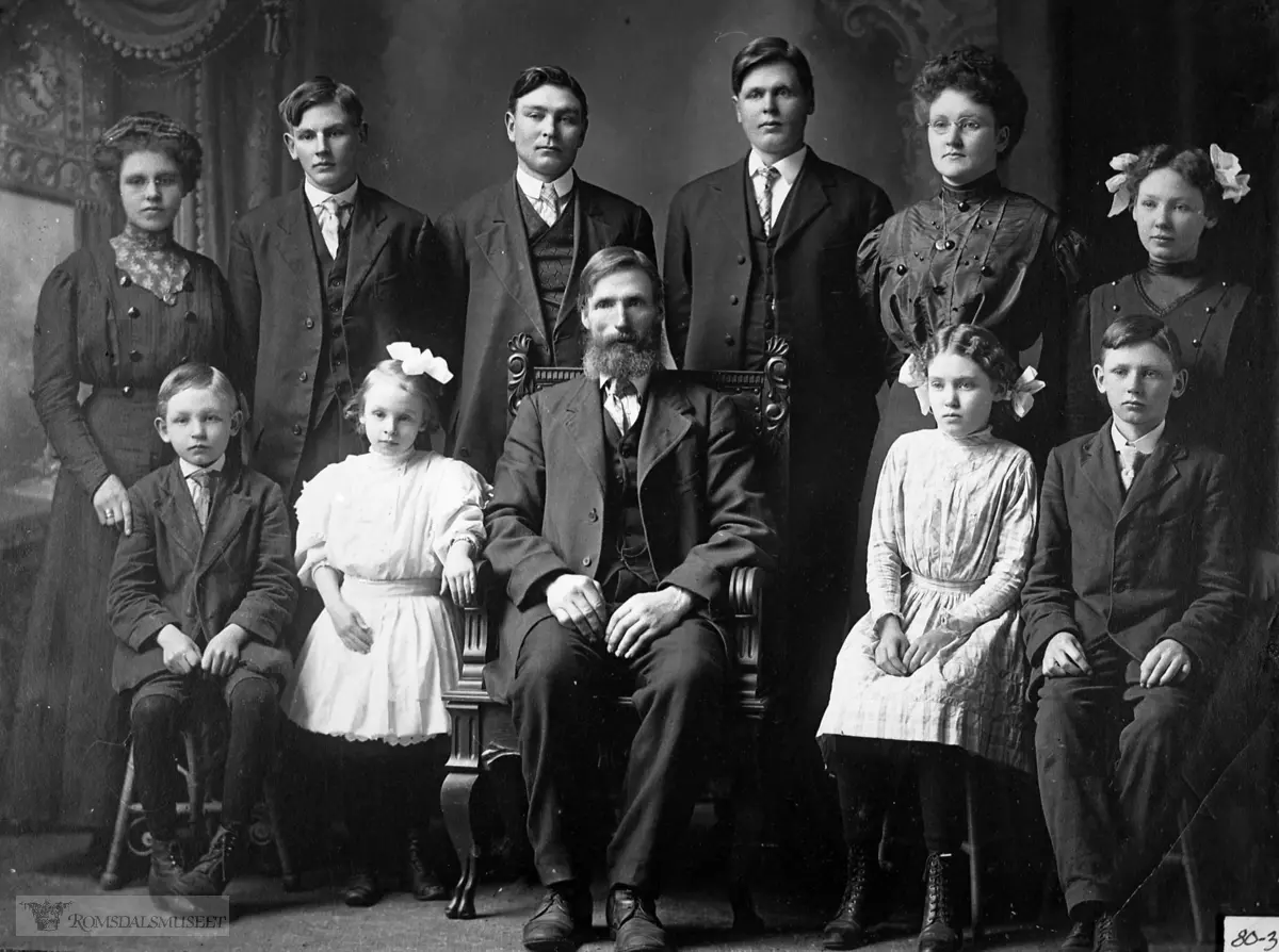 Familiebilde. Lars Fagerslett med sine 10 barn. Bildet er teke i Amerika...ADRESSE: Nesset       Eresfjord      Risan          73.003..