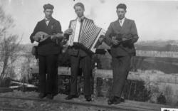 Gruppebilde, 3 glade spillemenn. ....ADRESSE: Nesset       R