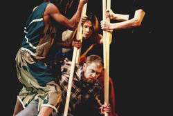 "Treet", med elever fra Nordic Black Theatres teaterskolen.K